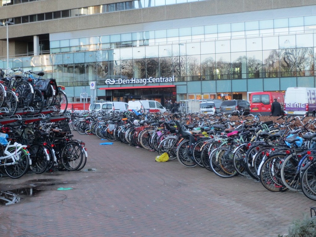 Fietsen op plein Den Haag Centraal