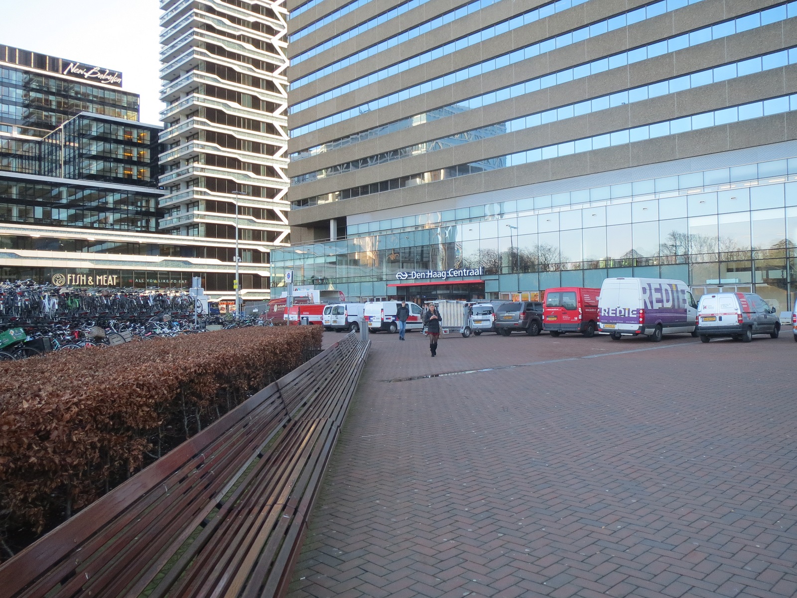 Koningin Julianaplein met entree Den Haag Centraal