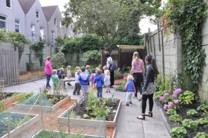 Kinderen in moestuin het Welpje