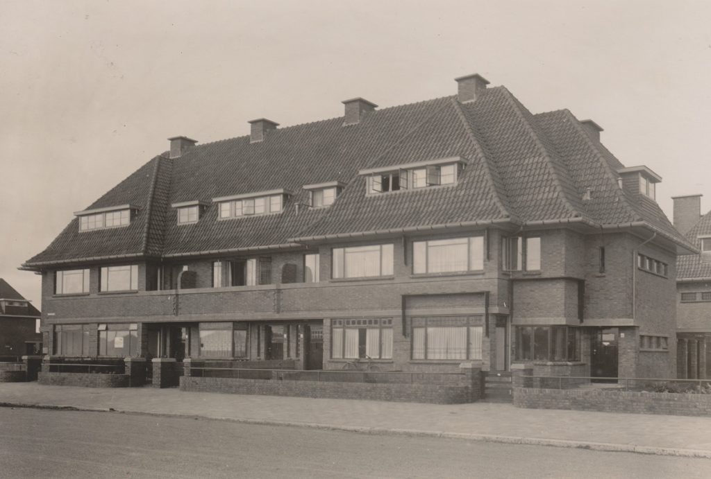 2_De Sportlaan 255-263 in 1940, met een door Koos Fels ontworpen strook woningen. In het tweede huis van rechts heeft hij gewoond en gewerkt woningen.