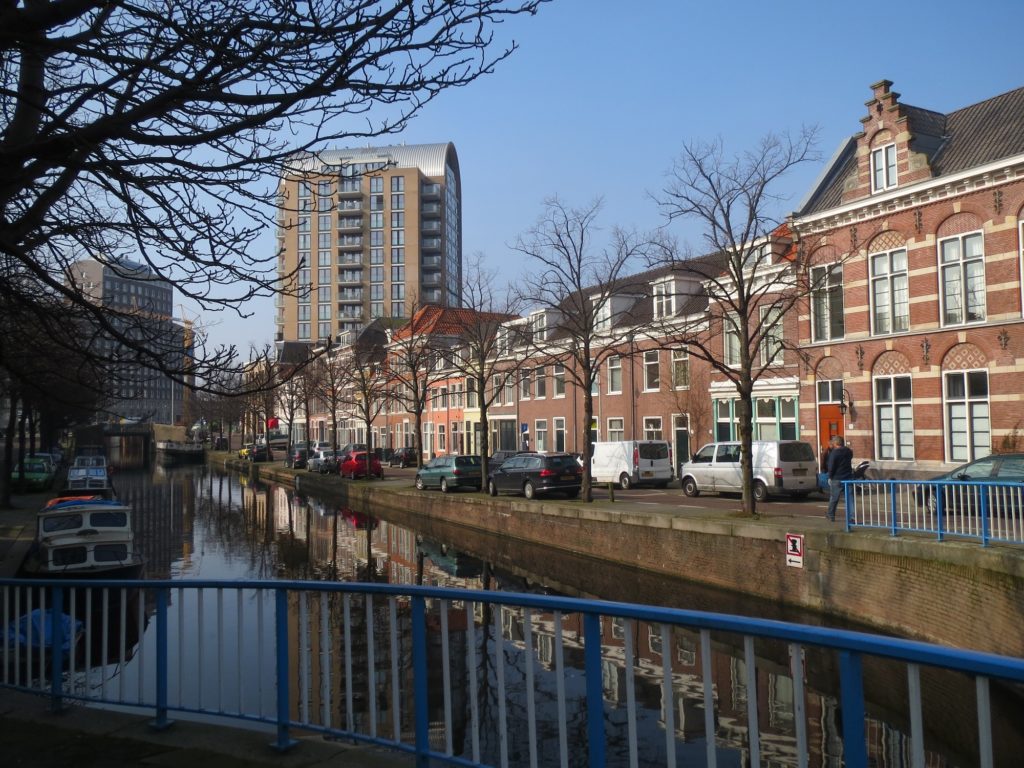 gracht met historische bebouwing