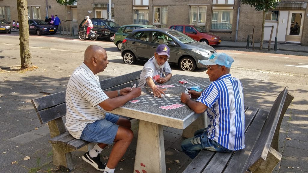 Kaartende mannen aan de Hoefkade