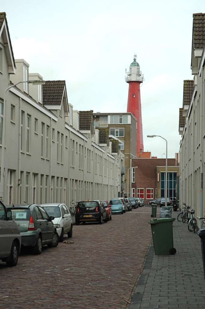De Reepstraat is onderdeel van de eerste sociale woningbouw in Den Haag. Verdwenen zijn het vrije zicht op de duinen en - tijdens de renovatie - de bakstenen geveldetails