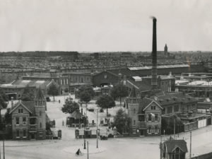 Het gemeentelijk Slachthuisterrein in 1951, gezien in de richting van het voorplein waarop de eerste decennia het vee werd binnengebracht (foto Haags Gemeentearchief)