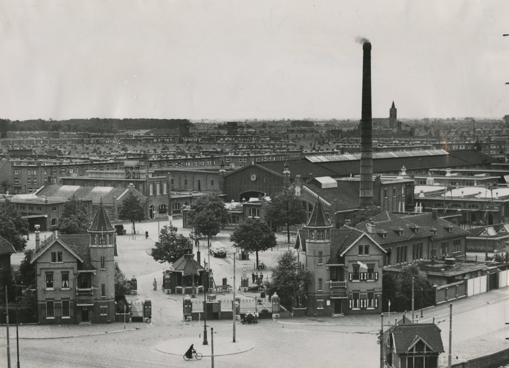 Het gemeentelijk Slachthuisterrein in 1951, gezien in de richting van het voorplein waarop de eerste decennia het vee werd binnengebracht (foto Haags Gemeentearchief)