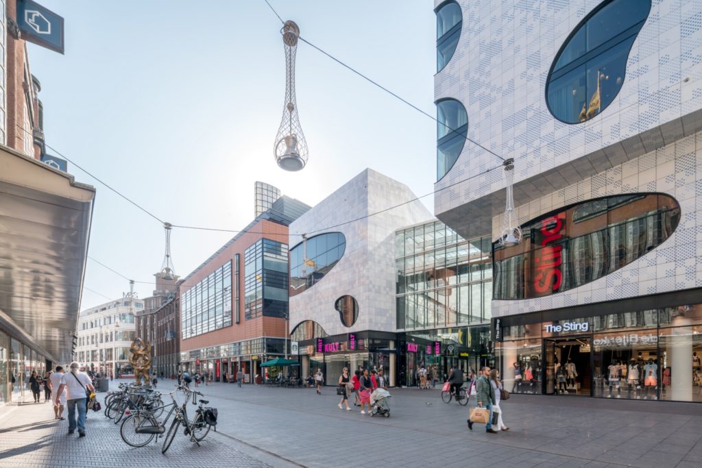 Grote Marktstraat met fietsen en winkelend publiek