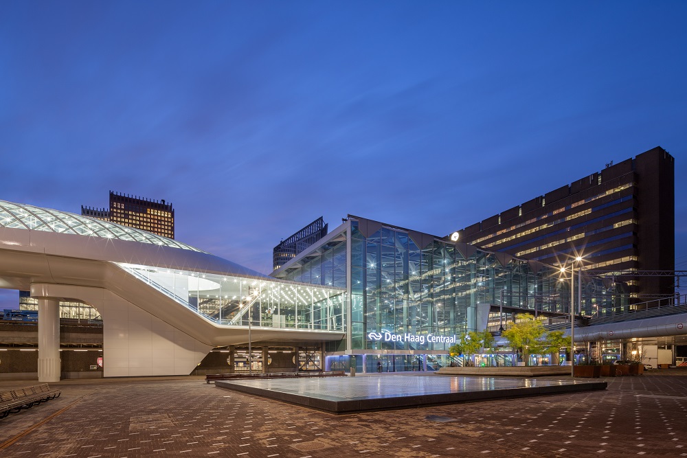 lightrail station bij station Den Haag Centraal