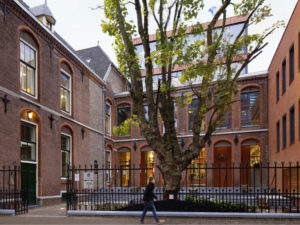 entree campus Den Haag universiteit Leiden door LIAG architecten