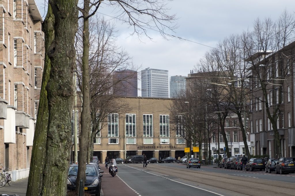 vondelstraat in stijl Nieuwe Haagse School met op de achtergrond nieuwe kantoortorens