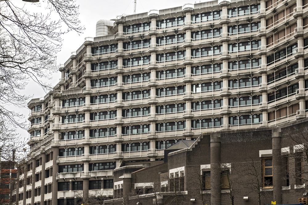 gebouw voormalig ministerie van Buitenlandse Zaken is karakteristiek voor de periode Post 65