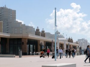 scheveningen noordboulevard met voorbijgangers