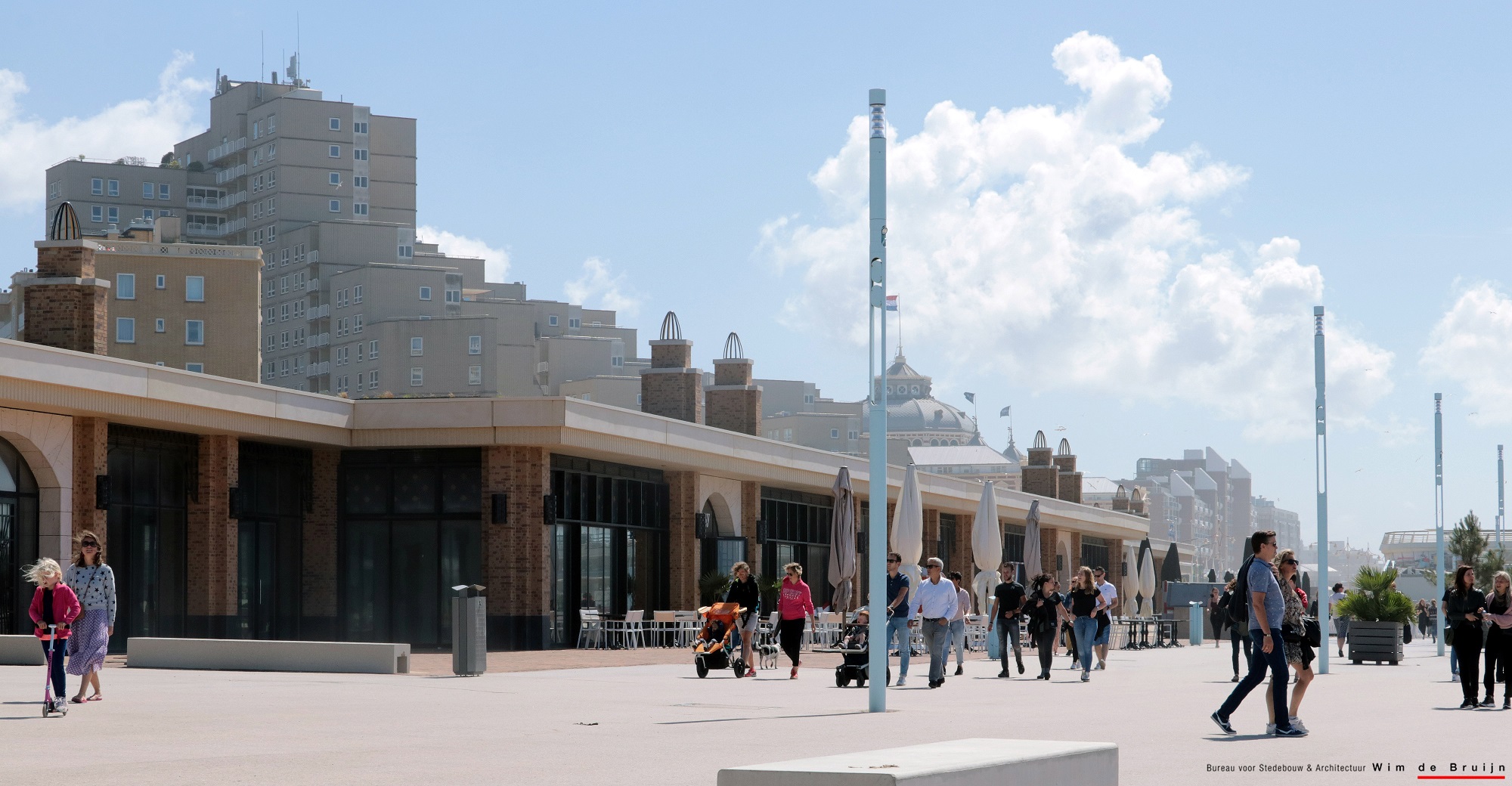 scheveningen noordboulevard met voorbijgangers