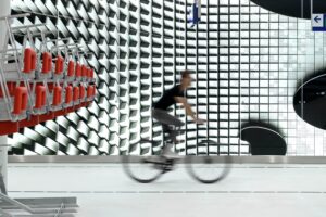 futuristisch fietsparkeren onder kj-plein