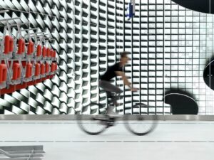 futuristisch fietsparkeren onder kj-plein