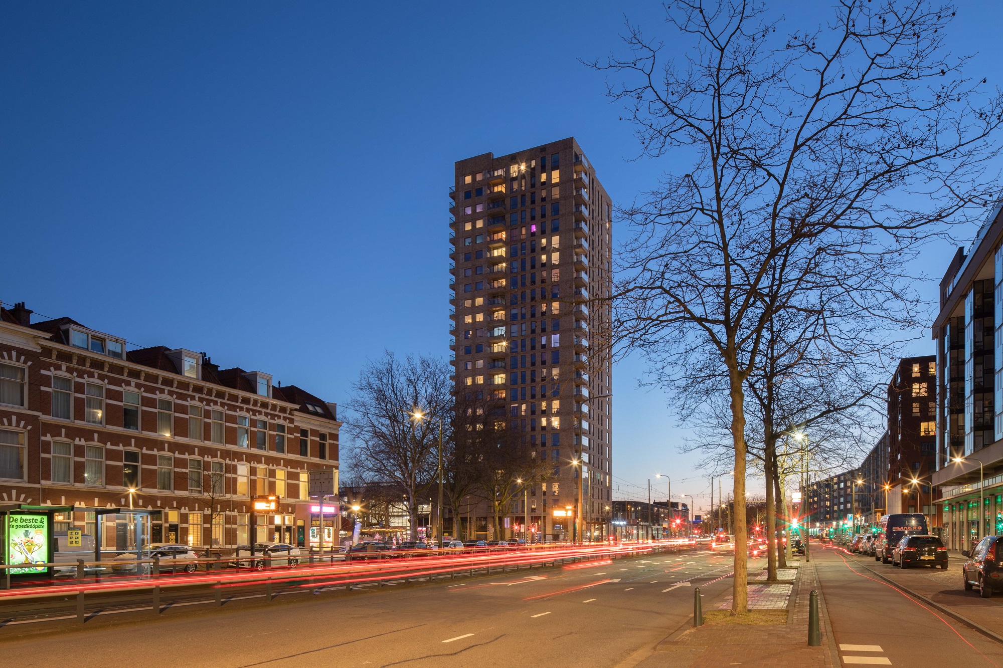 woontoren hoge regentesse in avondlicht