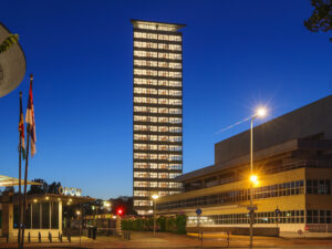 toren van oud in avondlicht