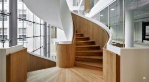 moderne spiraaltrap in monumentaal kantoor