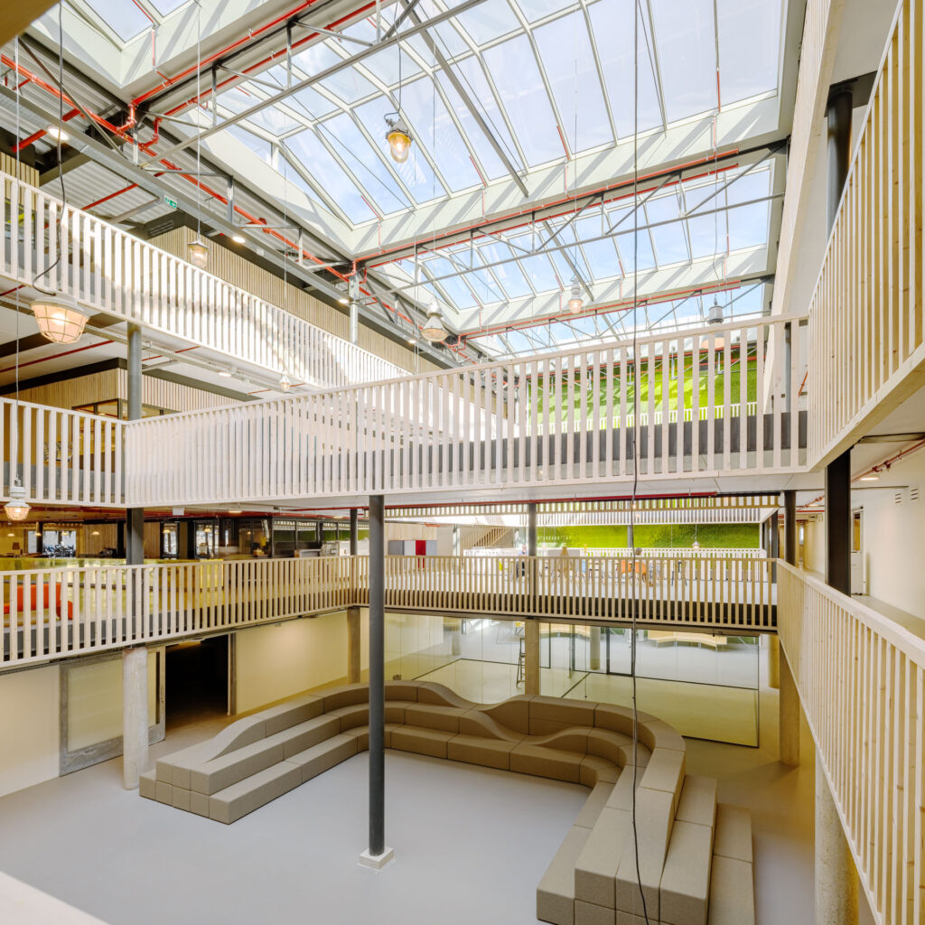 vides in interieur bedrijfsverzamelgebouw door braaksma en roos architectenbureau