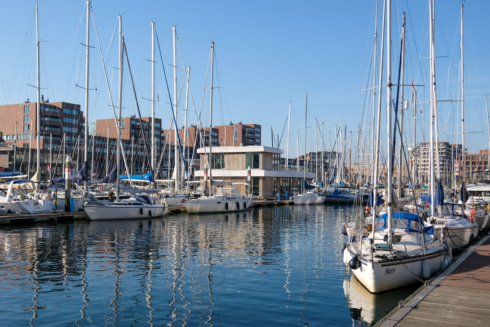 drijvend clubhuis in de haven