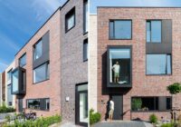 gevel zelfbouw huis met baksteen